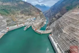 Siêu dự án của Trung Quốc đã gây chấn động! Hàng nghìn kỹ sư và công nhân vận hành tổ máy 8.000 tấn trong điều kiện cực khắc nghiệt