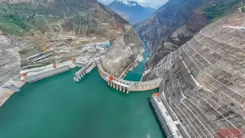 Siêu dự án của Trung Quốc đã gây chấn động! Hàng nghìn kỹ sư và công nhân vận hành tổ máy 8.000 tấn trong điều kiện cực khắc nghiệt