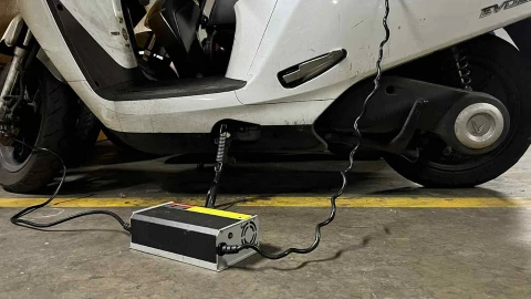 Có nên sạc xe máy điện qua đêm không ? Lưu ý gì khi sạc xe máy điện cho an toàn bền xe
