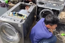 Nhóm "thợ 0 đồng" cứu trăm tủ lạnh, máy giặt ở rốn lũ
