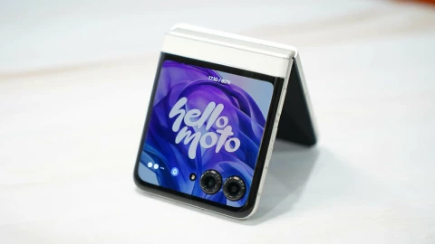 Trở lại Việt Nam sau 10 năm, Motorola Razr 60 có gì ngoài tiếng gọi "Hello Moto"?