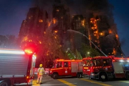 Giải mã thảm kịch cháy chung cư ở Hong Kong: Khi công nghệ hiện đại cũng "bó tay" trước "bà hỏa"