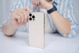 Có 9 triệu đồng, nên mua iPhone 12 Pro cũ hay máy Android mới dịp Black Friday?