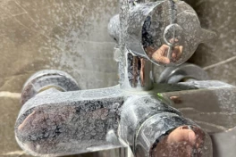 Cách xử lý vòi tắm inox bị ố do dùng bọt tẩy cặn để quá lâu