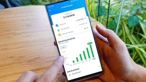 Hàng loạt ngân hàng siết chặt quy định, thu phí nếu tài khoản không đủ số dư