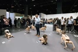 Một loạt tỷ phú công nghệ có cả Elon Musk đột nhiên trở thành chó robot