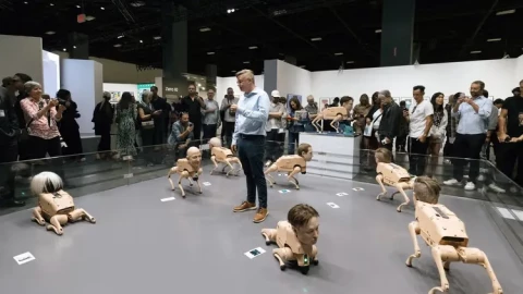 Một loạt tỷ phú công nghệ có cả Elon Musk đột nhiên trở thành chó robot