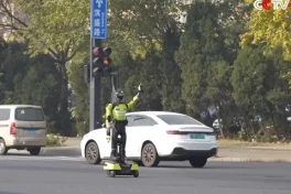 Hàng Châu ra mắt robot cảnh sát giao thông đầu tiên được điều khiển bởi AI