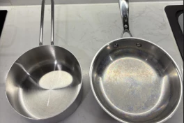 Tại sao rửa cùng 1 mẻ máy rửa bát, nồi inox cái thì sạch bóng cái thì loang lổ?