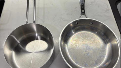 Tại sao rửa cùng 1 mẻ máy rửa bát, nồi inox cái thì sạch bóng cái thì loang lổ?