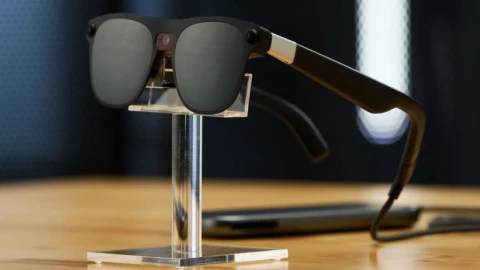 Google tuyên bố kính AI đầu tiên tích hợp Gemini sẽ ra mắt vào năm 2026
