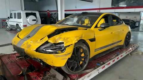 Xe tự lái gây tai nạn tại Hunan: Hai người bị thương khi qua đường