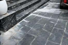 Đá xanh Thanh Hóa lát sân một thời gian có vệt loang màu trắng. Có cách nào xử lý?