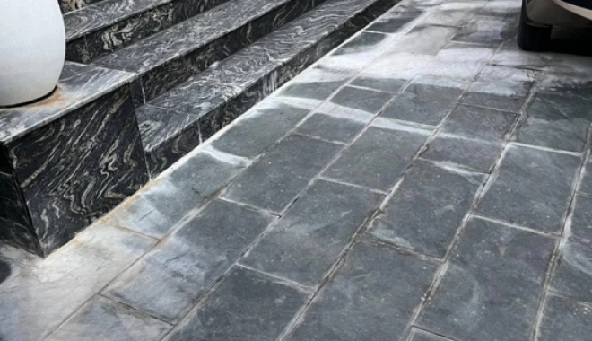 Đá xanh Thanh Hóa lát sân một thời gian có vệt loang màu trắng. Có cách nào xử lý?