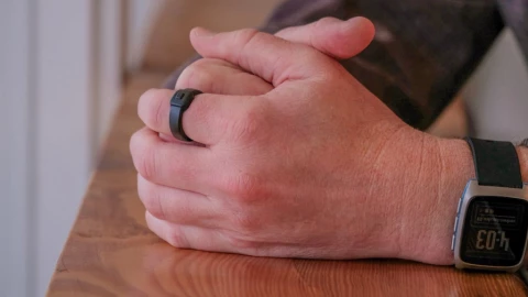 Pebble ra mắt nhẫn thông minh tương thích iPhone giá 75 USD dùng để ghi âm 1 chạm