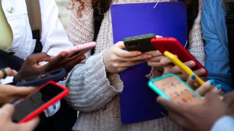 Úc cấm trẻ em dùng mạng xã hội bằng cách nào?