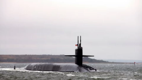 Tàu ngầm phóng tên lửa dưới nước như thế nào?