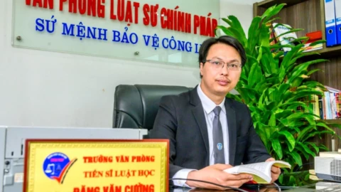 Vụ việc Chiến sĩ CSGT bị đẩy vào đầu xe tải ở Hà Nội xử thế nào ?