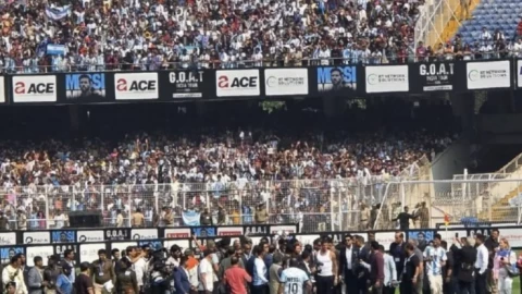 Messi đã yêu cầu rời đi sớm vì lo ngại về an toàn; fan Ấn Độ bình luận: "Việc dựng tượng cho anh ấy là vô cùng ngu ngốc."