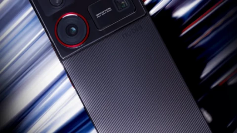 Hãng điện thoại biểu tượng 1 thời quay lại kết hợp với trợ lý AI để sinh tồn