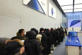 Chiếc điện thoại gập ba đầu tiên của Samsung gây ngỡ ngàng khi bán hết chỉ sau vài phút dù giá ngất ngưởng
