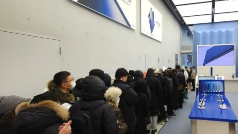 Chiếc điện thoại gập ba đầu tiên của Samsung gây ngỡ ngàng khi bán hết chỉ sau vài phút dù giá ngất ngưởng