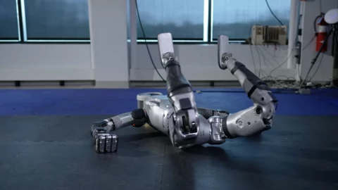 Độc lạ robot hình người của Mỹ, tự đứng dậy theo cách không thể ngờ tới