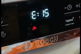Máy rửa bát Bosch hết báo lỗi E15 nhưng có biểu tượng vòi nước đỏ, máy không chạy là sao?