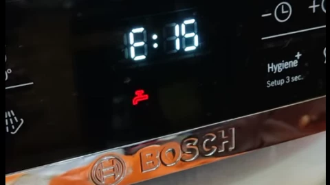 Máy rửa bát Bosch hết báo lỗi E15 nhưng có biểu tượng vòi nước đỏ, máy không chạy là sao?
