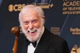 Nghệ sĩ Hollywood tròn 100 tuổi tiết lộ bí kíp sống thọ đơn giản đáng kinh ngạc
