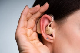 Đeo máy trợ thính lâu sẽ bị điếc có đúng không?