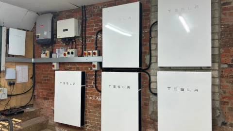 Giãi mã bí mật của những cục pin lưu trữ năng lượng trên lưới điện thực