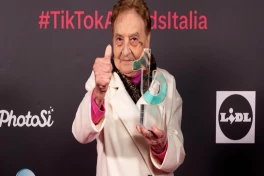 Hai ngôi sao U90 gây bão mạng xã hội hồi sinh lò bánh 700 năm tuổi ở Italy