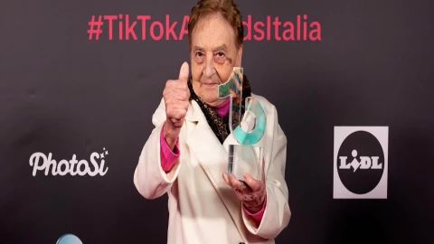 Hai ngôi sao U90 gây bão mạng xã hội hồi sinh lò bánh 700 năm tuổi ở Italy