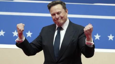 Tuyên bố mới nhất của Elon Musk về AGI, vượt qua trí tuệ con người!