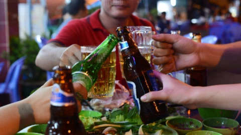 Ép người khác uống rượu bia có thể bị phạt tiền triệu