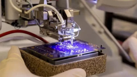 Máy in chip EUV đã rất mạnh, nhưng bị kẹt trên photoresist. Cụ thể là gì?