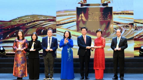 Trao Giải thưởng Hành động vì cộng đồng cho Dự án Internet trường học