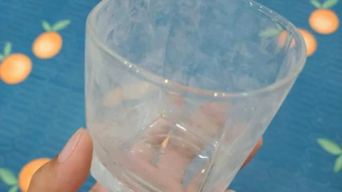 Cặn trắng bám trên bát đĩa sau khi rửa bằng máy rửa bát có gây hại cho sức khỏe không?