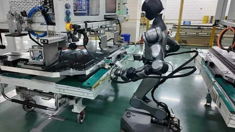 Robot hình người làm công nhân lắp pin xe điện, có cái tên nghe rất Xiaomi nhưng lại không phải của Xiaomi