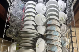 Cách sắp bát đũa vào máy rửa bát thế này tưởng gọn gàng, hiệu quả nhưng nếu rửa không sạch cũng không bất ngờ