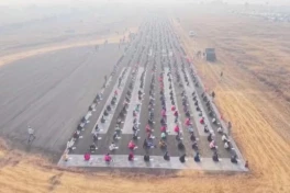 8,000 thí sinh ở nước này bị bắt ngồi ngoài sân bay để dự thi cho khỏi quay cóp