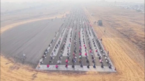 8,000 thí sinh ở nước này bị bắt ngồi ngoài sân bay để dự thi cho khỏi quay cóp