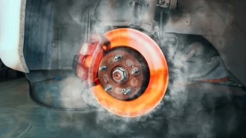 Xe mất phanh, định tốc hành trình hỏng: Làm gì khi xe lao 490km không kiểm soát?