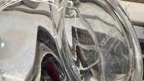 Đồ thủy tinh bị xước sau khi rửa máy, có cách nào khắc phục không?