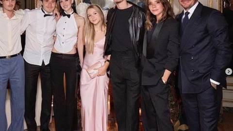 Gia đình Beckham có biến gì mà cha mẹ và con trai cả cạch mặt nhau?