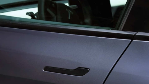 15 người chết vì cửa Tesla không mở được: Mắc kẹt trong xe cháy