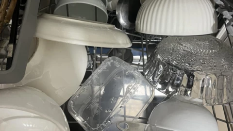 Có đúng nước trợ xả (nước bóng) dùng cho máy rửa bát có hại cho sức khỏe?