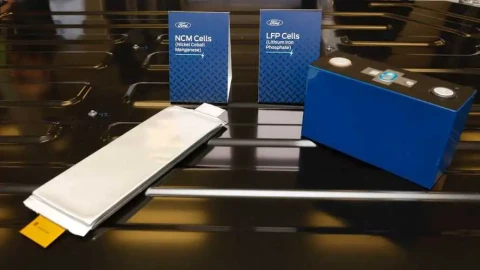 Từ chì-axit đến pin trạng thái rắn: Tiến hóa pin xe điện