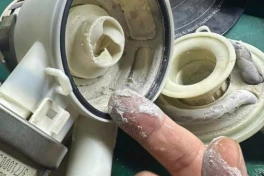 Vì sao máy rửa bát cần muối, chất rửa và nước bóng? Hãy nhìn ảnh này đi